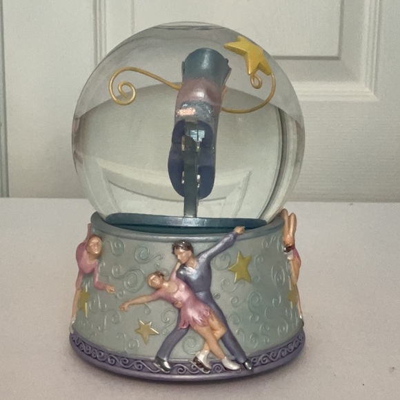 Twinkle Collectibles (Sankyo Musical) ~ Ice Skate Musical Snowglobe - Picture 3 of 14